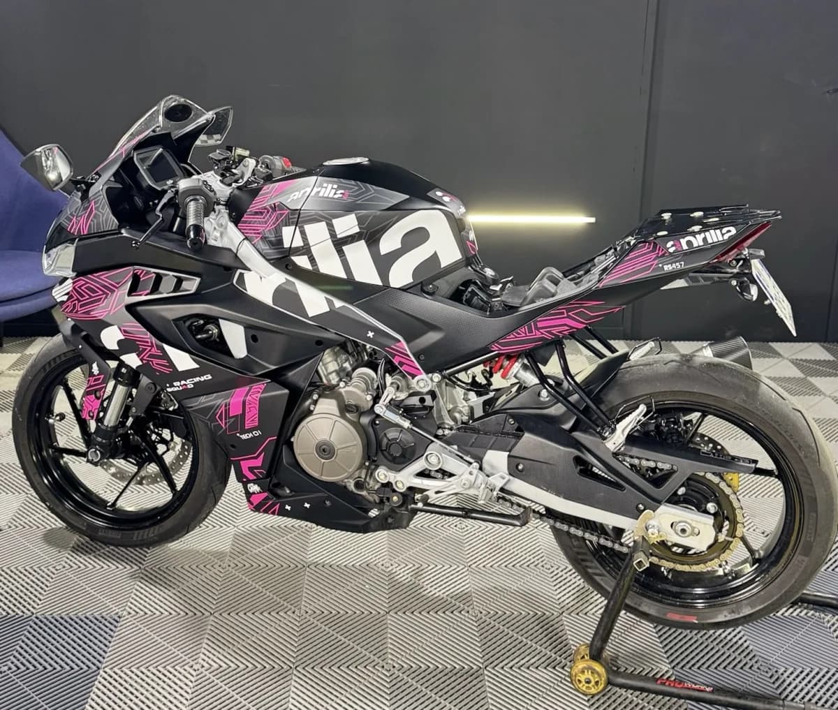 Installation professionnelle de kit de décoration moto dans notre atelier Le Labo d'Amad