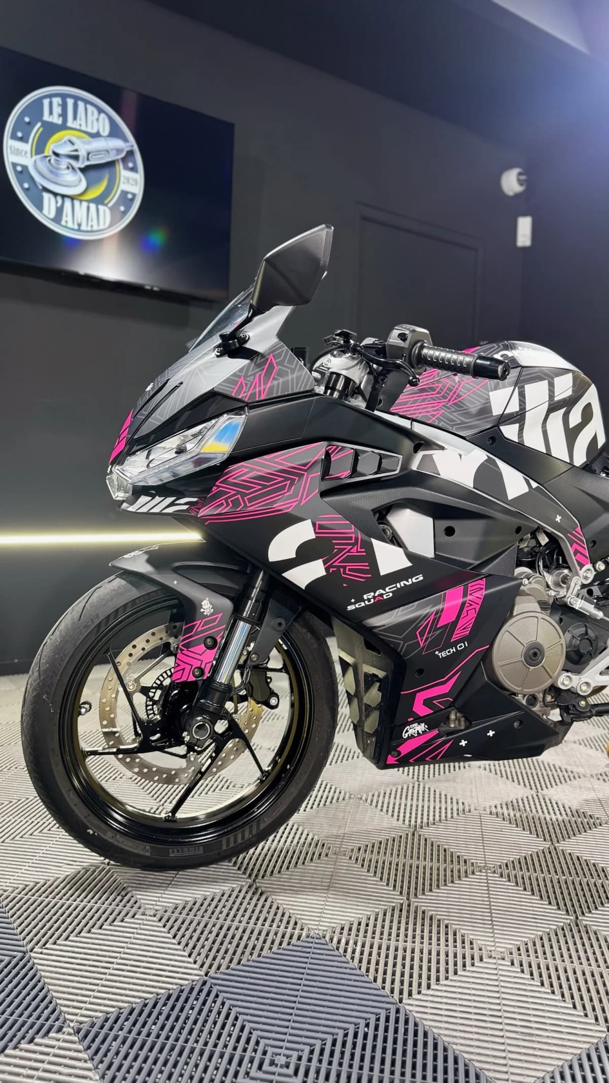 Résultat final d'une personnalisation moto professionnelle avec design graphique rose et noir