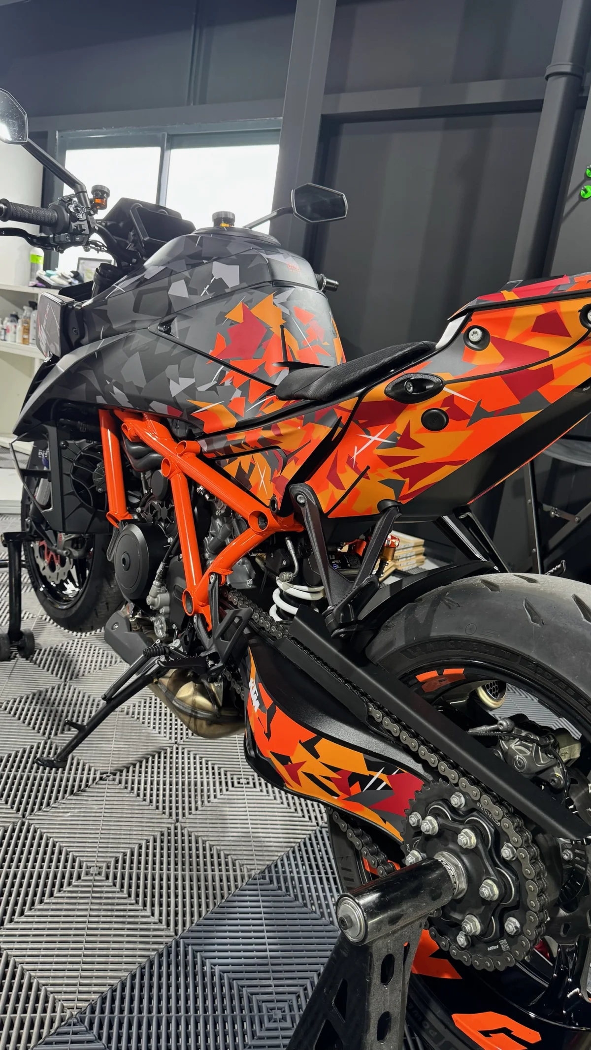 Exemple de personnalisation moto avec kit de décoration professionnel - KTM avec design orange et camouflage